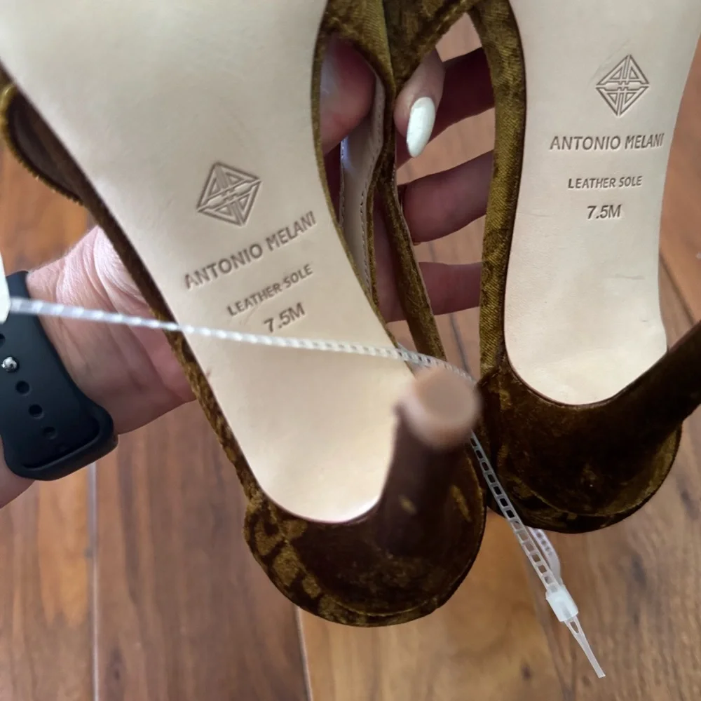 NWT Antonio Melani Ester Velvet Flower Heel Pumps Sz 7,5 - Picture 10 of 10